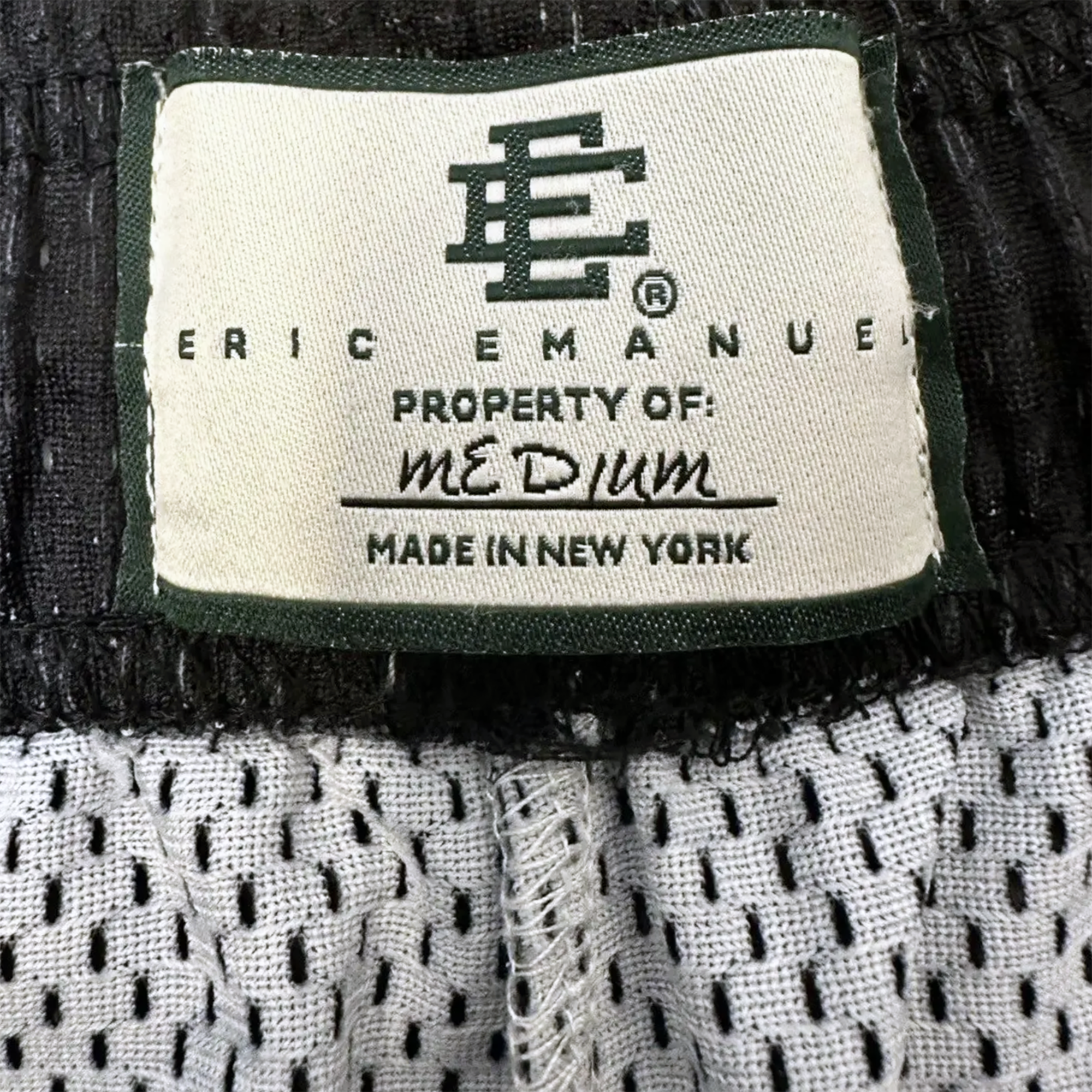 EE BASIC SHORTS BLACK SKYLINE