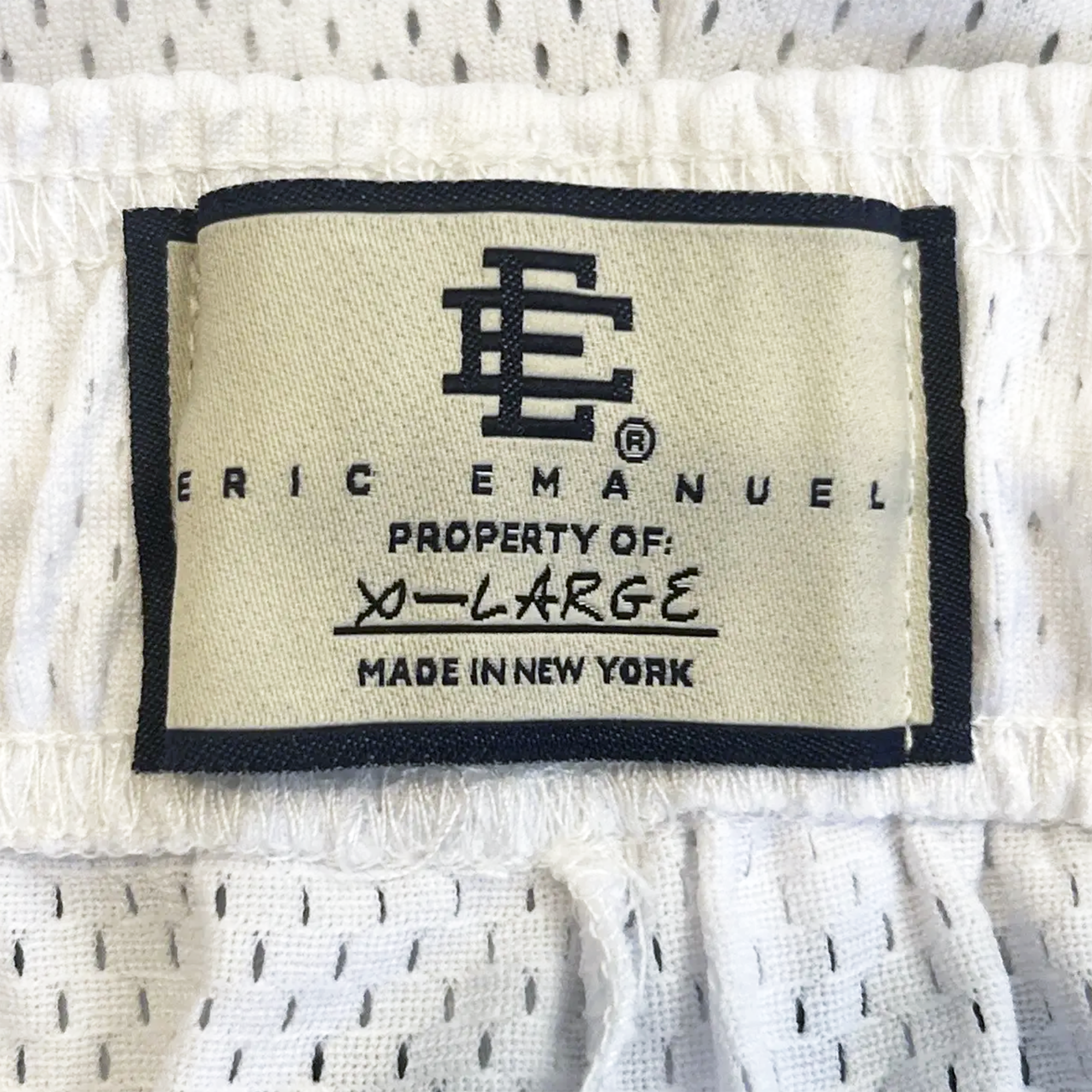 EE BASIC SHORTS WHITE SKYLINE