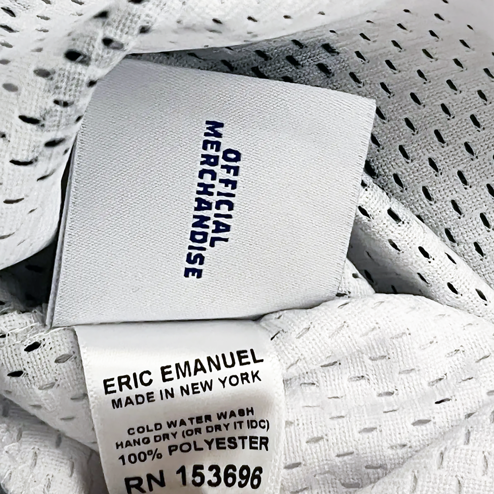 EE BASIC SHORTS WHITE SKYLINE